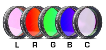 Set di filtri LRGBC parafocali da 1¼" (31.8mm) per CCD, spessore 2mm. Rosso (R), Verde (G), Blu (B), Luminanza (L, filtro IR-UV-cut) e Clear (C, filtro protettivo), con celle a basso profilo Set di filtri LRGBC parafocali da 1¼" (31.8mm) per CCD, spessore 2mm. Rosso (R), Verde (G), Blu (B), Luminanza (L, filtro IR-UV-cut) e Clear (C, filtro protettivo), con celle a basso profilo