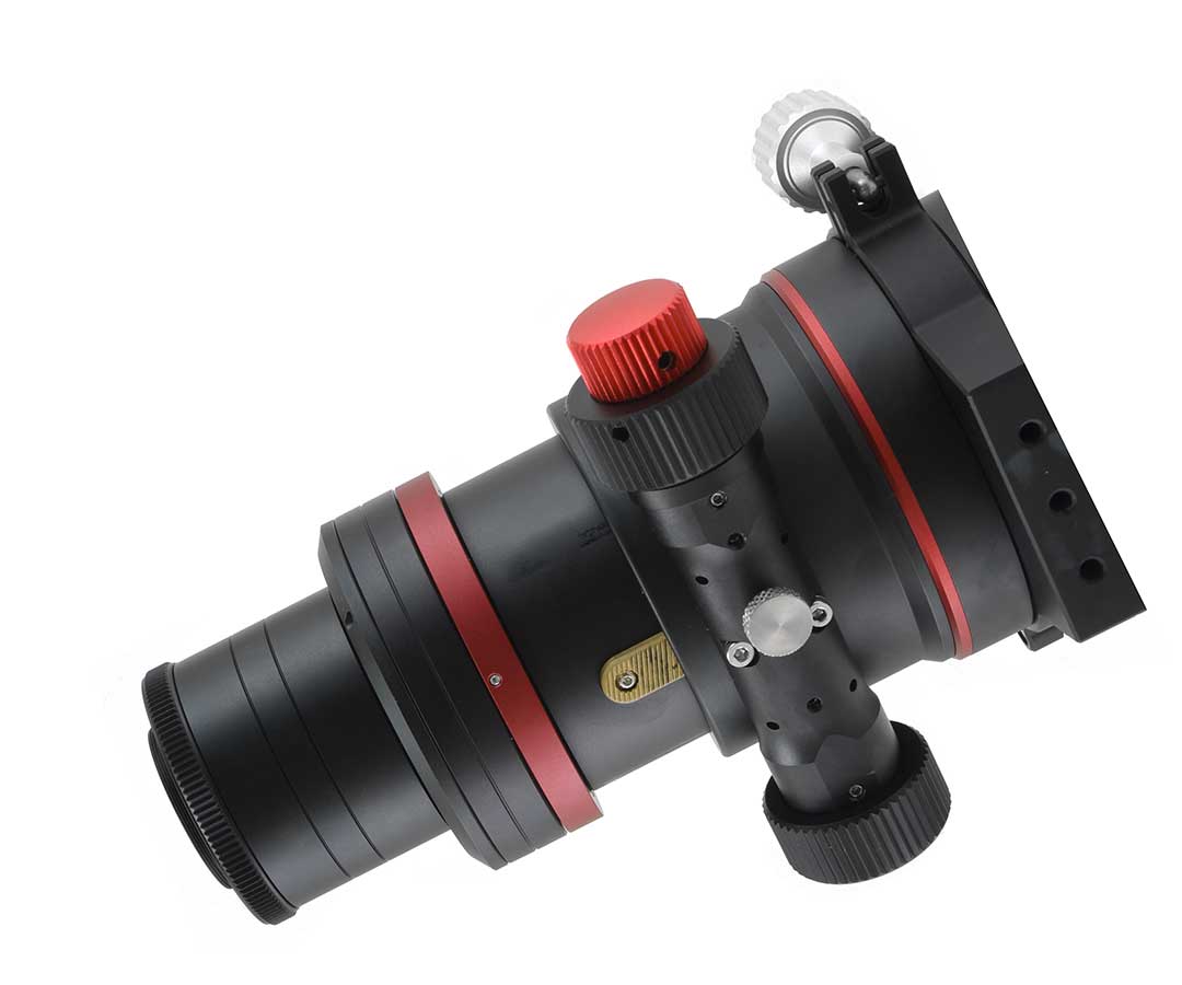  The apochromatic 5-element refractor with 90 mm aperture and powerful f/5 is ideal for astrophotography with powerful cameras. [EN] 