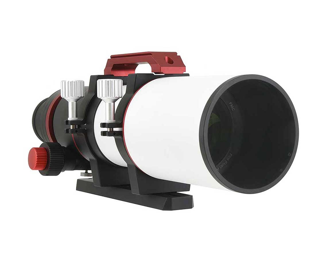  The apochromatic 5-element refractor with 90 mm aperture and powerful f/5 is ideal for astrophotography with powerful cameras. [EN] 