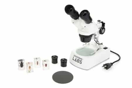   Stereo microscopio Celestron LABS S10-60 con testa inclinata a 45°, doppi oculari e due obiettivi.  