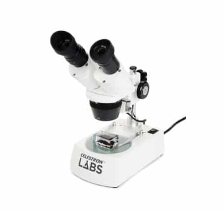   Stereo microscopio Celestron LABS S10-60 con testa inclinata a 45°, doppi oculari e due obiettivi.  