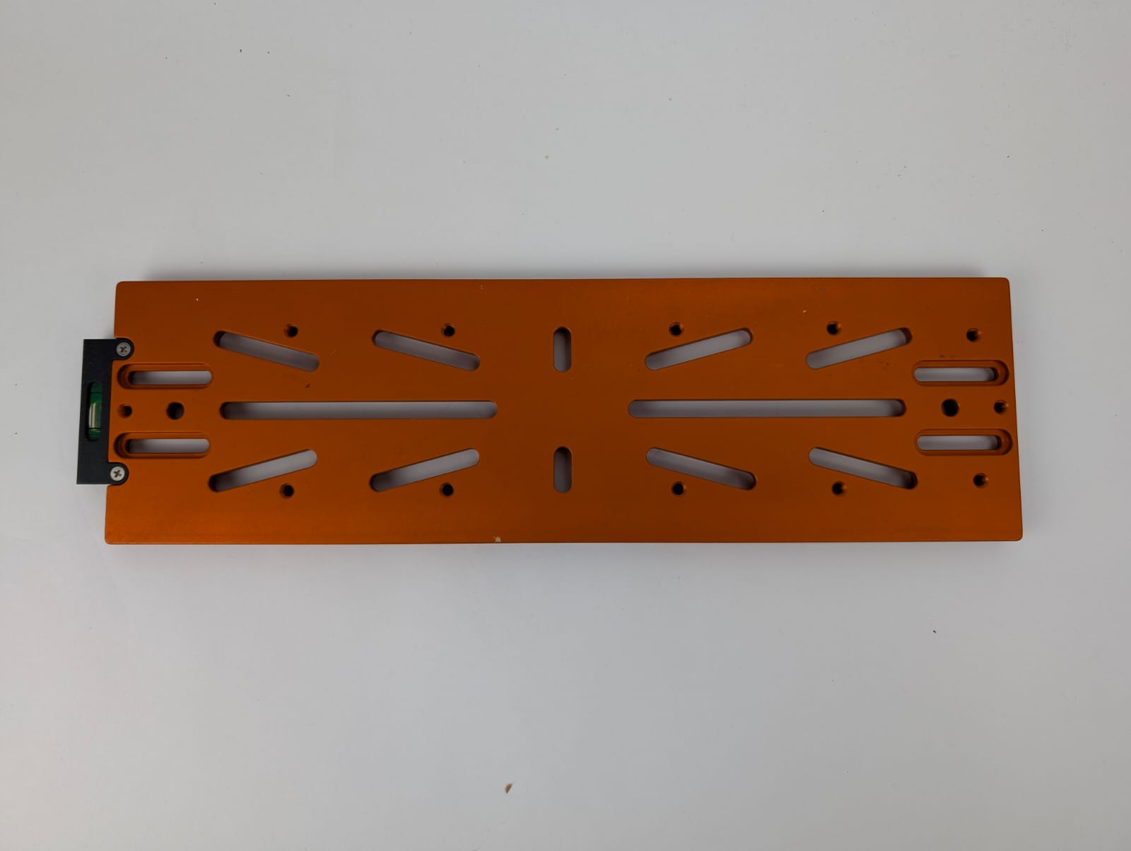
Barra a coda di rondine tipo Losmandy 340mm con asole e bolla di livello di colore arancione Usato ottime condizioni
