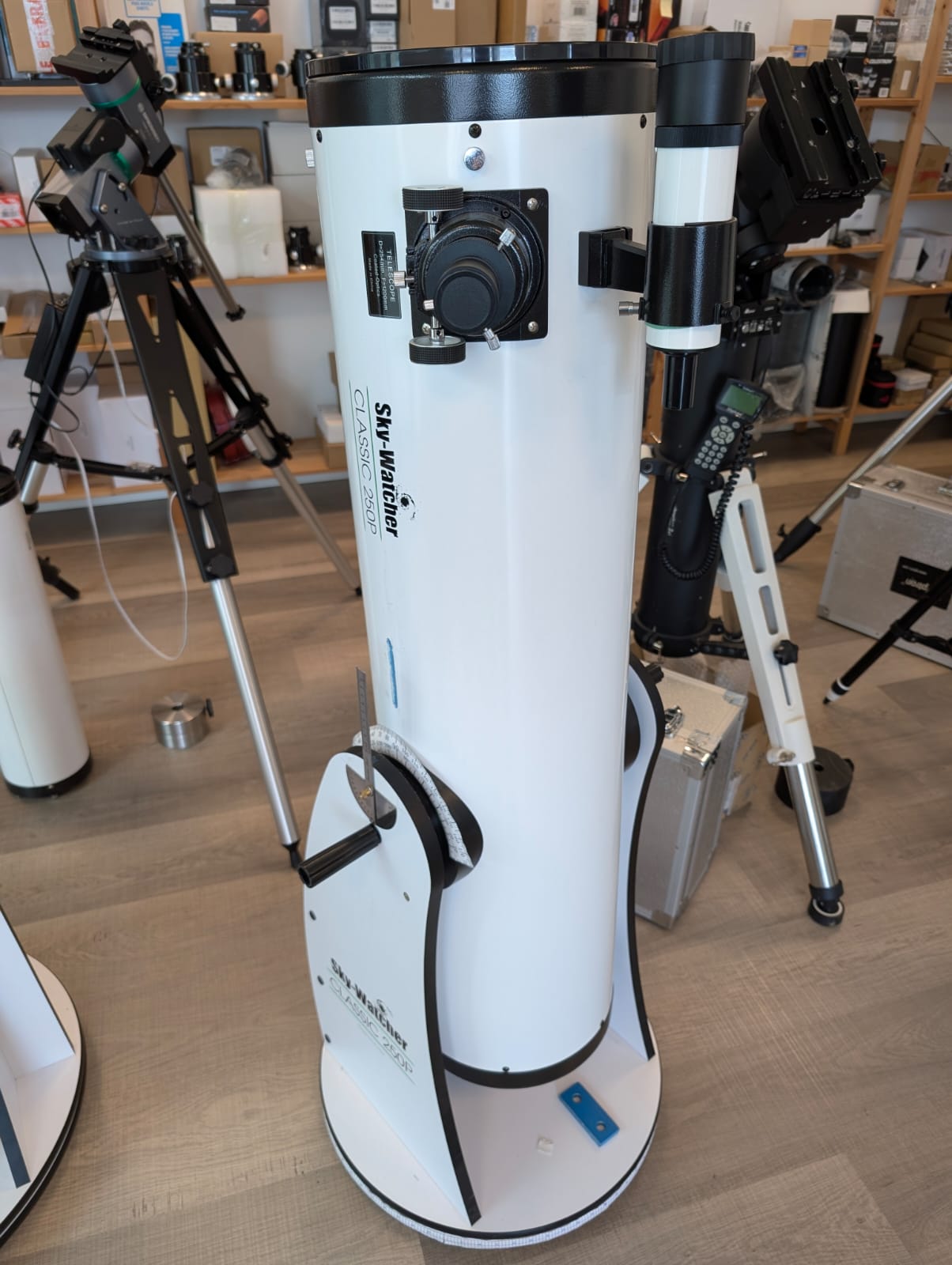  Skywatcher Dobson 10 - focale 250/1200 con base in legno e tubo chiuso Usato ottime condizioni, no oculari 