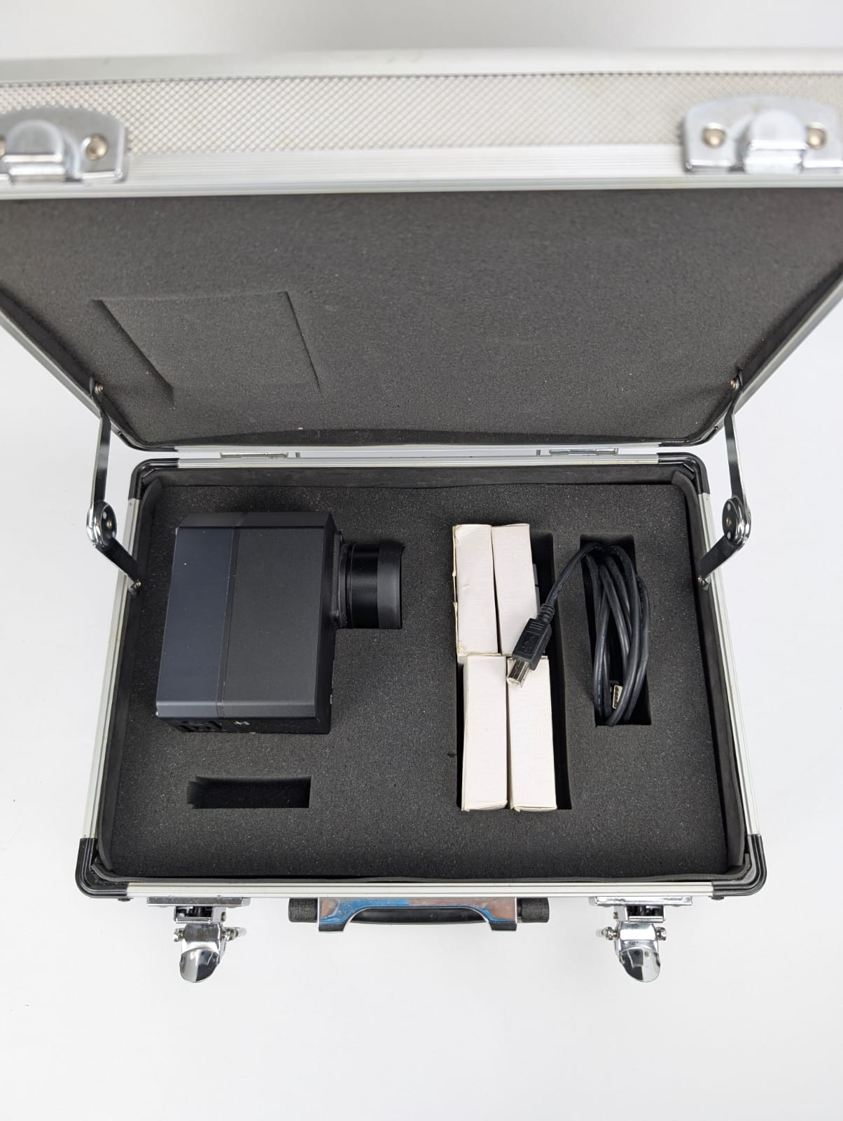  G2-series of small format CCD-cameras uses high sensitive, low noise OnSemi Full-Frame and Interline-Transfer CCD detectors. [EN] Usato ottime condizioni 
