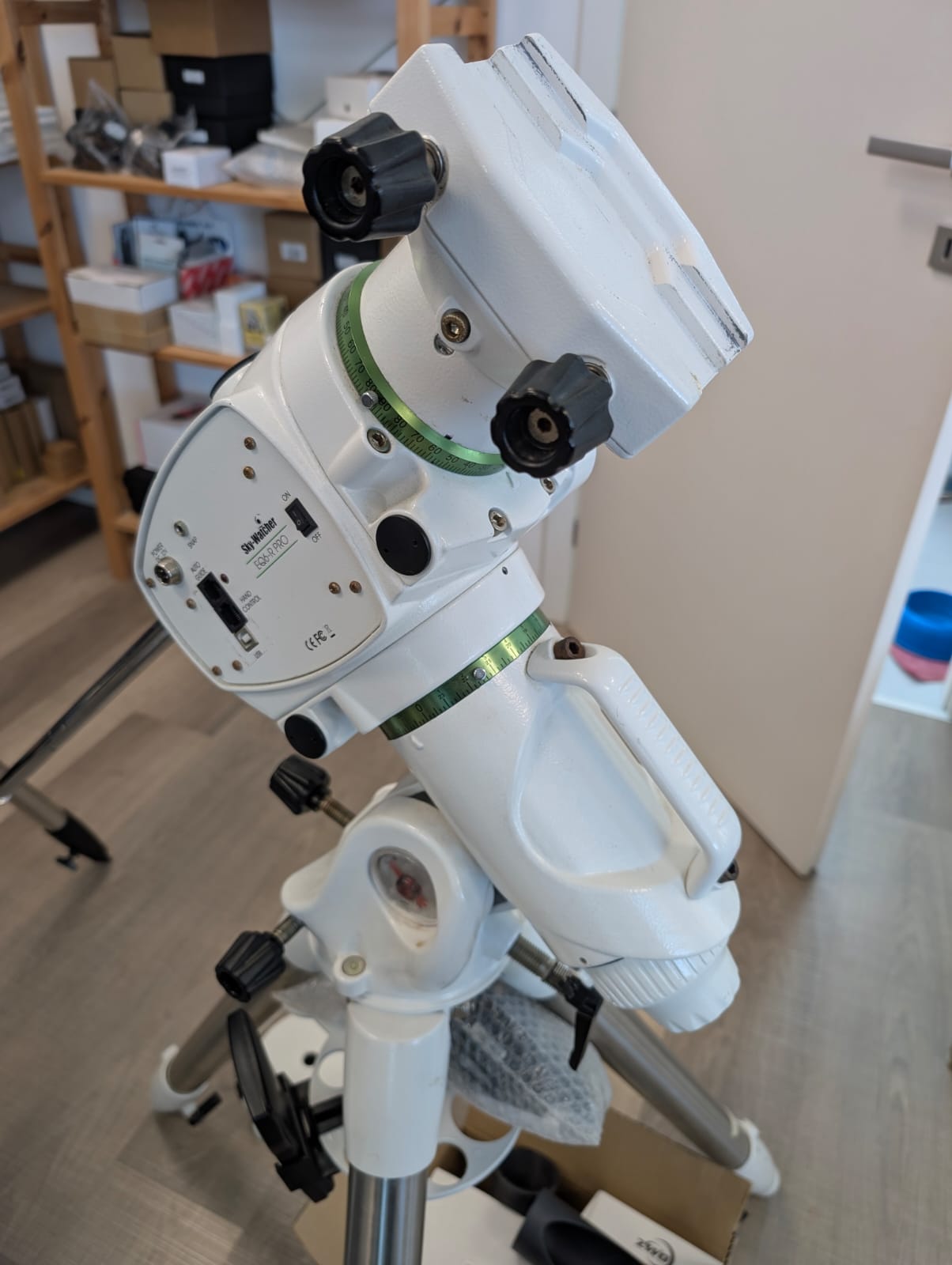   Montatura EQ6R GoTo SynScan Equatoriale SKY Watcher completa di pulsantiera Synscan V6 Usato, perfettamente funzionante, presente ossidazione sulle viti, include pulsantiera V5  