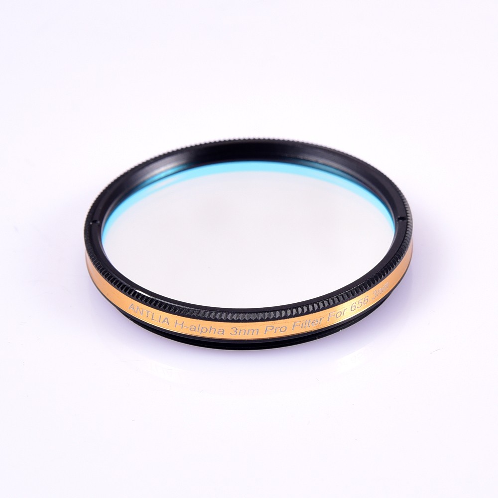  Il filtro H-Alpha da 3nm 50.8mm di Antlia Filters è un filtro a banda molto stretta efficace contro l'inquinamento luminoso 