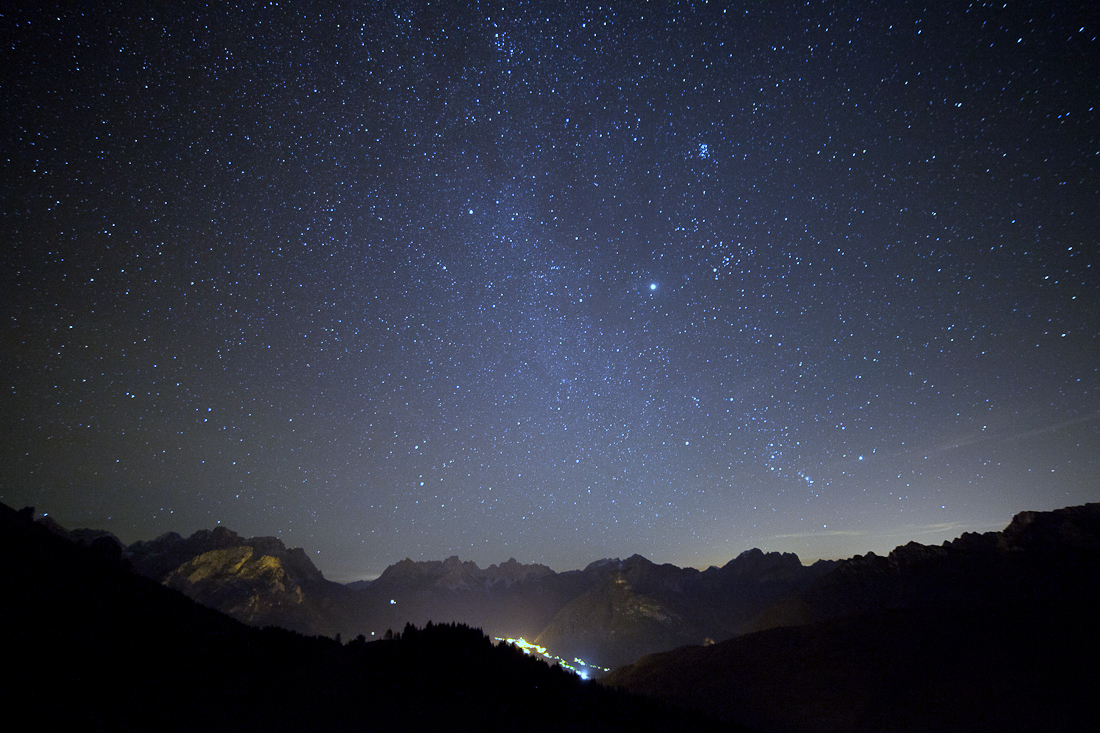 Pacchetto completo di astro-escursionismo con escursione al Rifugio Scarpa, apericena, osservazioni astronomiche notturne e solari supportate da Dwarf 3 e Unistellar Odyssey Pro e passeggiata ambientale notturna. Pacchetto completo di astro-escursionismo con escursione al Rifugio Scarpa, apericena, osservazioni astronomiche notturne e solari supportate da Dwarf 3 e Unistellar Odyssey Pro e passeggiata ambientale notturna.