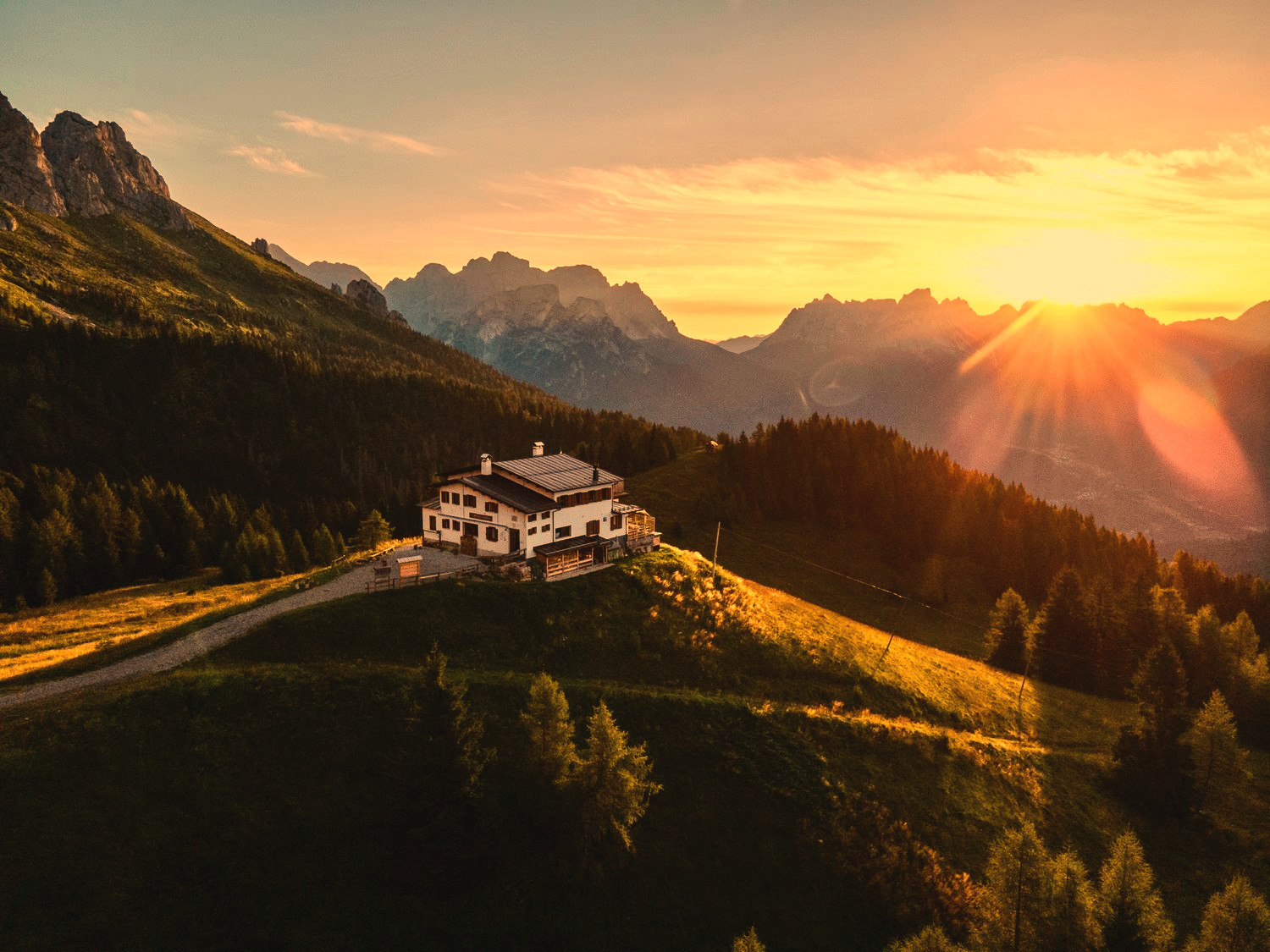 Pacchetto completo di astro-escursionismo con escursione al Rifugio Scarpa, apericena, osservazioni astronomiche notturne e solari supportate da Dwarf 3 e Unistellar Odyssey Pro e passeggiata ambientale notturna. Pacchetto completo di astro-escursionismo con escursione al Rifugio Scarpa, apericena, osservazioni astronomiche notturne e solari supportate da Dwarf 3 e Unistellar Odyssey Pro e passeggiata ambientale notturna.